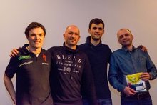 Christoph Strasser und Dominik B&ouml;cksteiner (3. von links) und die Gewiner der Tombola am Montag, 29. Februar 2016