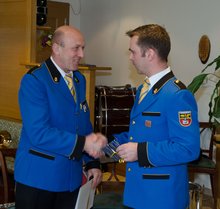 Kassier Max H&ouml;chfurtner &uuml;bergibt an Robert Reifetshammer (Foto: Markus Zweim&uuml;ller) am Donnerstag, 10. M&auml;rz 2016