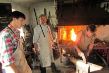 Foto (von Wilhelm Frickh): V.l.: Jakob Schlegl, Franz Josef Zweimüller und Herbert Streicher schmiedeten am 22. 9. 2013 das Eisen so wie früher. am Samstag, 23. April 2016