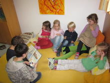 Volksschulkinder begeistern Vorschulkinder f&uuml;rs Lesen am Donnerstag,  3. November 2011