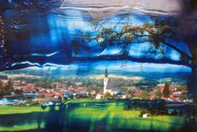 Foto (der NMS Frankenburg): In tiefes Blau getaucht sehen Sch&uuml;lerinnen und Sch&uuml;ler ihren Heimatort, passend zur weit verbreiteten Frankenburger Stimmung, dem Bratkn&ouml;delblues. am Montag, 13. Januar 2014