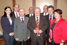 Foto (von Gerhard Huber): Verleihung der Victor-Adler-Plakette an Franz Sieberer. v.l.: Abg. z. NR. Daniela Holzinger, Bgm. Kons. Johann Baumann, SP&Ouml;-Obmann Stefan Wolkerseder, Vizebgm. Heinz Leprich, Altbgm. Franz Sieberer, Altbgm. Kons. Martin Kaiser, L am Dienstag,  3. Dezember 2013