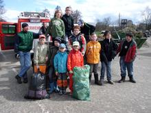 Frankenburgs junge Saubermacher nach getaner Arbeit, Foto Wolfgang Preiner am Donnerstag, 18. April 2013