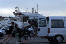 Die Assistenten Karo und Josef fahren mit Harry in seinen Transporter am Mittwoch, 22. Mai 2013