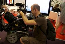 Michael Reisecker filmt Harry bei einer Filmvorschau bei den Filmfestspielen in Cannes am Mittwoch, 22. Mai 2013