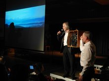 Manfred Pohn entdeckte den vermutlich ersten Projektor Frankenburgs und &uuml;bergab ihn feierlich an den Heimatverein am Freitag, 17. Januar 2014