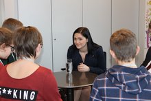 Sch&uuml;ler interviewten Daniela Holzinger in der Demokratiewerkstatt am Montag, 27. Januar 2014