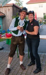 Werner Aschenberger, der Sieger der Waffenrad Rallye 2013, bei der Siegerehrung mit Gabi Preuner am Freitag, 11. April 2014