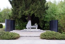 Foto (Arge Schlier): das Mahnmal in Zipf mit den Stelen von Böhm und Schachinger. am Dienstag, 13. Mai 2014