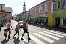 B&uuml;rgermeister Johann Baumann testet den neuen Schutzweg am Mittwoch, 11. Juni 2014