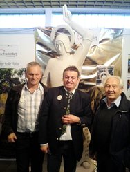 Foto 1 (von Peter Treibenreif): Gemeinsam f&uuml;r Frankenburg-Obmann Helmut Streicher (Mitte) mit seinen Mitarbeitern (v.l) Willi Frickh und Werner Lixl vor dem frisch restaurierten heiligen Florian. am Mittwoch, 19. November 2014