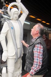 Foto (von Willi Frickh): Steinmetzmeister Rudi Wienerroither beim Transport des hl. Florian zur Gewerbeaustellung am Montag,  4. Mai 2015