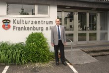 Foto (Gemeinde): B&uuml;rgermeister Kons. Johann Baumann vor dem Kulturzentrum. am Dienstag, 26. Mai 2015