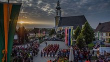62 Musikkapellen marschierten auf und gratulierten Atzbacher zum Jubil&auml;um am Mittwoch, 24. Juni 2015