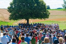 Anton Streicher nimmt den Erdentausch vor (Foto: W&uuml;rfelspielgemeinde Frankenburg) am Sonntag, 26. Juli 2015