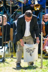 Anton Streicher nimmt den Erdentausch vor (Foto: W&uuml;rfelspielgemeinde Frankenburg) am Sonntag, 26. Juli 2015