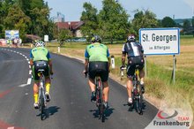 Nachdem Andreas und das "Pace Car" das Rennen beendet haben rollen Simon, Thomas und Berthold "gemütlich" mit 35 km/h ins Ziel (Foto: Erwin Preuner) am Dienstag, 18. August 2015