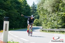 Andreas frisst Kilometer im Wiestal auf seinem Zeitfahrrad (Foto: Erwin Preuner) am Dienstag, 18. August 2015