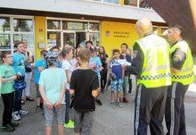 Bezirksinspektor Johann Redlinger (rechts) und Gruppeninspektor Hans J&ouml;rg Hemetsberger verk&uuml;nden das Ergebnis des Fahrtests. am Mittwoch,  8. Juni 2016