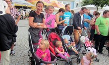 Foto (von Wilhelm Frickh): Bitte in der ersten Reihe einparken, bei den Artisten und in der Kinderstra&szlig;e am Dienstag, 19. Juli 2016