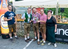 Das Sieger-Trio der Rallye Werner Aschenberger Erwin Preuner und Josef Heindl mit Veranstalterin Gabi Preuner und Andreas Preuner am Sonntag, 2. Oktober 2016