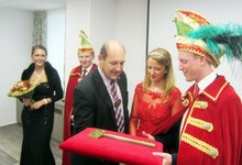 Foto (von Wilhelm Frickh): Schl&uuml;ssel&uuml;bergabe durch B&uuml;rgermeister Kons. Hans Baumann an das neue Prinzenpaar. am Freitag, 11. November 2016