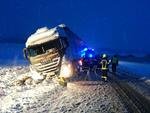Lastwagen blockierte Frankenburger Landesstra&szlig;e am Montag, 22. Januar 2018, Copyright siehe www.meinbezirk.at
