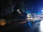 Auto in Kurve auf Mauer katapultiert am Dienstag,  3. April 2018, Copyright siehe www.meinbezirk.at