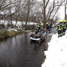 Verkehrsunfall - Auto landet im Bach am Freitag, 30. November 2018