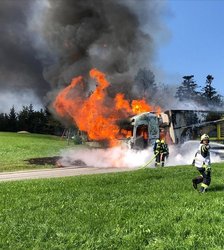 Sattelzug mit Altpapier geriet in Vollbrand am Donnerstag, 17. September 2020, Copyright siehe www.meinbezirk.at
