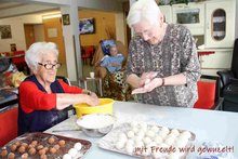 Seniorinnen "wuzeln" die Frankenburger Bratkn&ouml;del am Montag, 31. Mai 2021, Copyright siehe www.meinbezirk.at