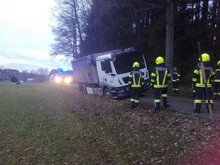 FF Frankenburg r&uuml;ckte zur Lkw-Bergung aus am Dienstag, 10. Januar 2023, Copyright siehe www.meinbezirk.at