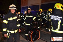 Herbst&uuml;bung 2023 Brand Geb&auml;ude mit Menschenansammlung am Freitag, 27. Oktober 2023